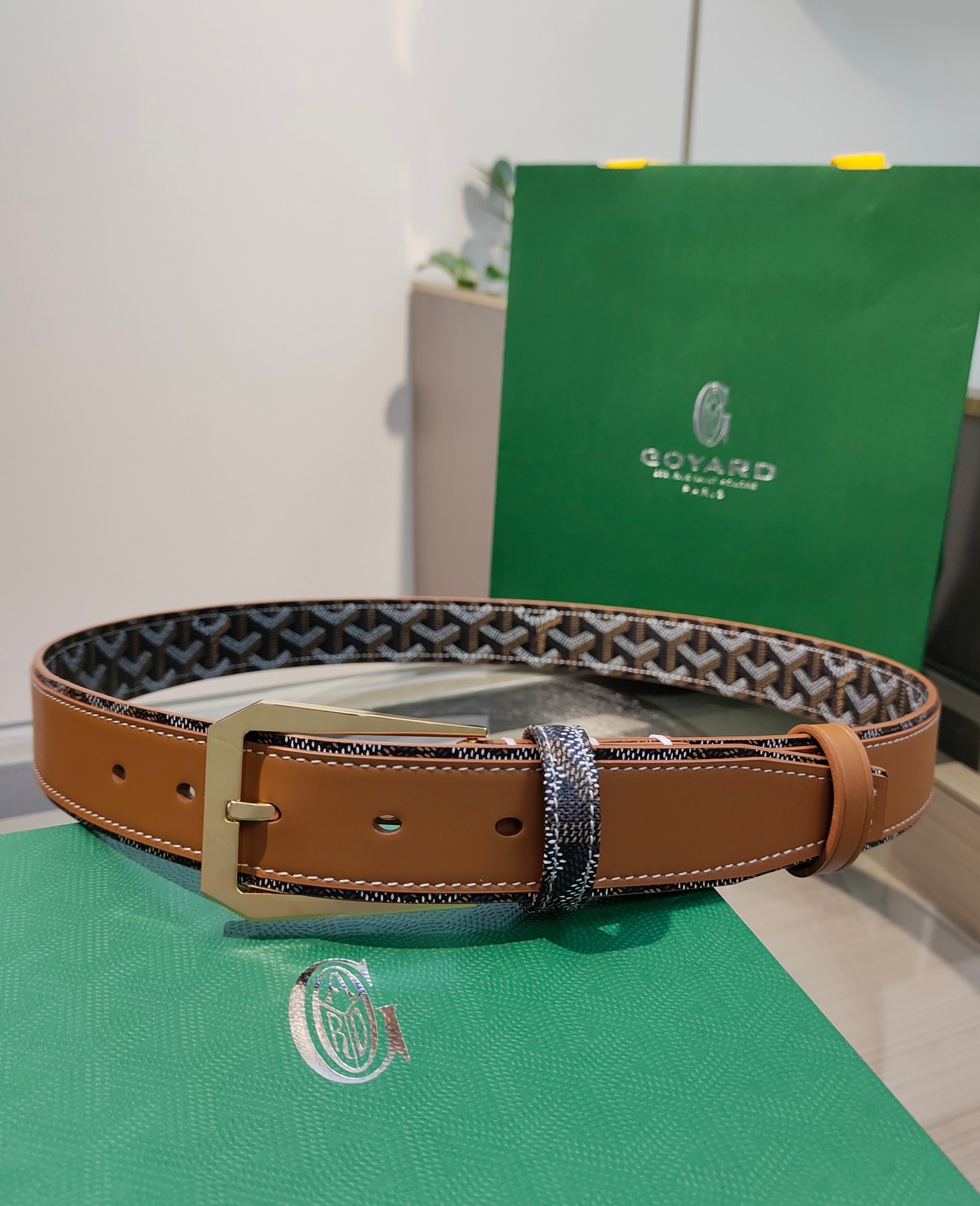 
Goyard(戈雅)腰帶源於法國奢侈品牌，設計風格簡約低調，腰帶身有標誌性帆布搭配進口頭層牛皮，腰帶扣採用簡約精品鋼扣，延續品牌的低調奢華，帶身寬度3.4CM，適用商務休閒日常佩戴。
