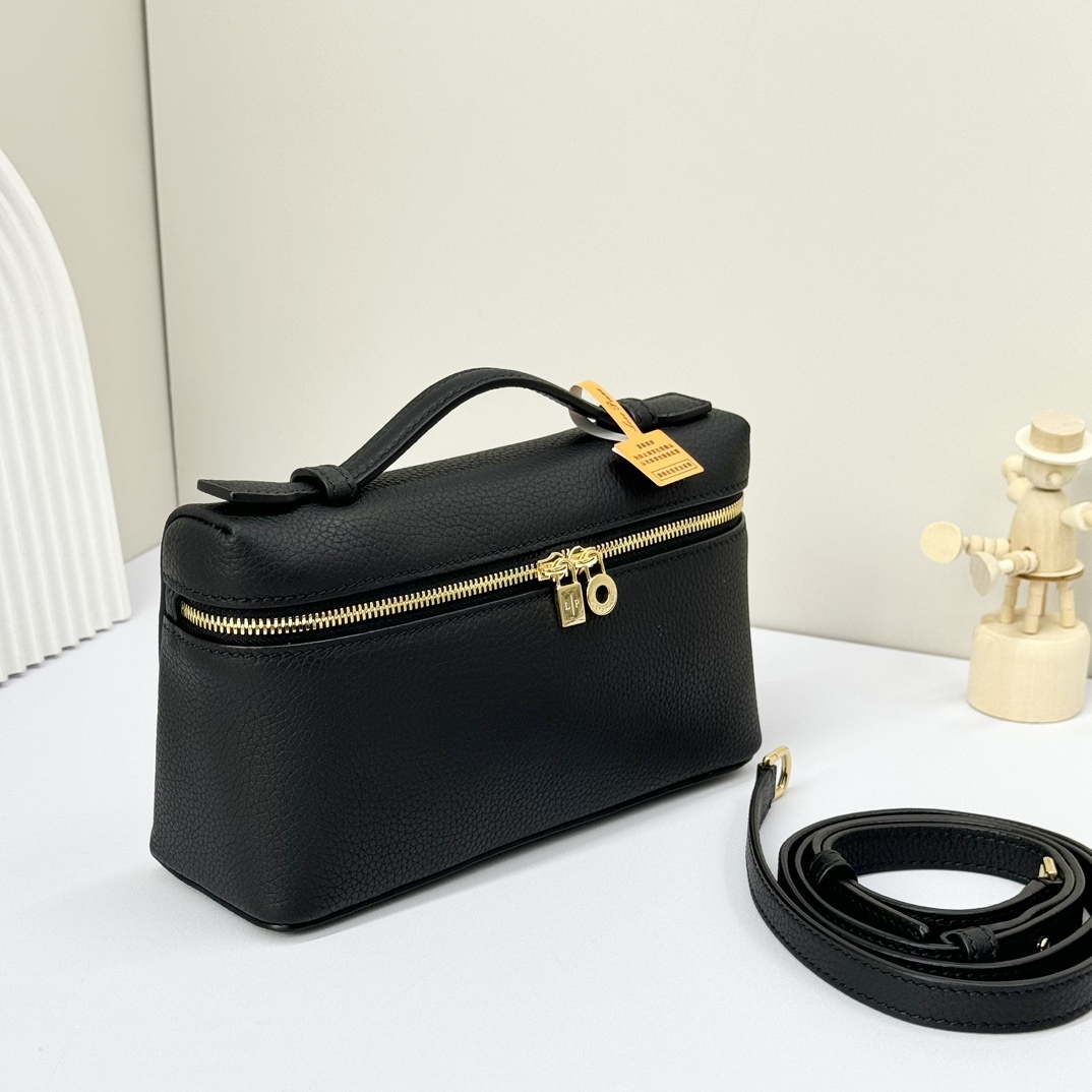 𝓸𝓻𝓸 𝓟𝓲𝓪𝓷𝓪諾悠翩雅
𝑬𝒙𝒕𝒓𝒂 𝑷𝒐𝒄𝒌𝒆𝒕 𝑳𝟏𝟗 
這是一款大開口結構的功能性設計的手拿包，經典風格和簡約設計的組合體。包身採用進口原廠小牛皮材質，輕微的錘紋呈現優雅的紋理，內里採用進口原廠小羊皮。皮革手柄和可拆卸肩帶，可打造出不同背法實用百搭。雙向拉鍊開合，搭配My Charms銀色金屬掛飾。（LP特級全鋼配件五金）
size：11×19×6.5cm
貨號：FAN4046
配套全套專櫃禮盒包装🎁