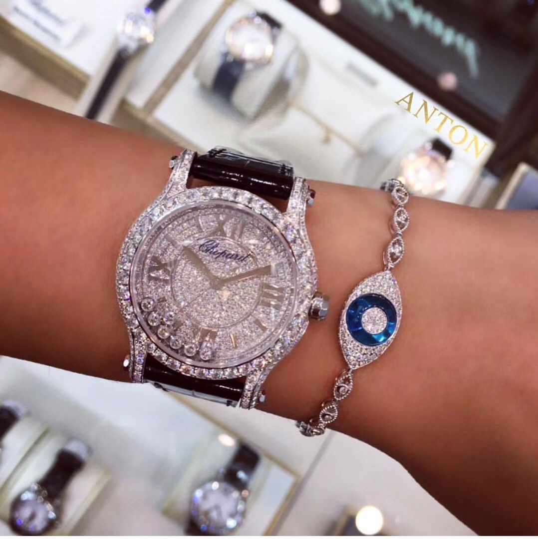 （NL）2025最新款滿天星   原裝搭配美洲鰐魚錶帶 搭配原莊進口日本9015機芯 蕭邦（HAPPY DIAMONDS）作為蕭邦最暢銷的系列一直以細膩的手法詮釋蕭邦標誌性靈動鑽石的概念，此系列作品柔美而時尚，都說男戴萬國女戴蕭邦 有金（進）有鑽（賺）寓意也很好。錶盤內的鑽石滾珠可自由滑行轉動，時來運轉 財運滾滾，讓每一位女性都以最迷人的造型驚艷世人。 這次給大家帶來的蕭邦快樂鑽系列 這次給大家帶來的蕭邦快樂鑽系列 是肖邦旗下最具代表性的腕表 最有特色的夾層玻璃的7顆，7顆鑽石產生自旋 猶如舞蹈