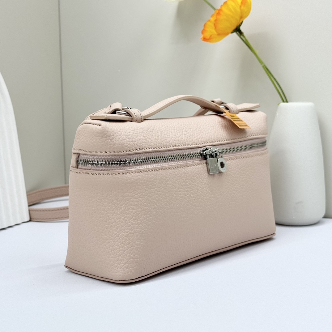 𝓛𝓸𝓻𝓸 𝓟𝓲𝓪𝓷𝓪諾悠翩雅
𝑬𝒙𝒕𝒓𝒂 𝑷𝒐𝒄𝒌𝒆𝒕 𝑳𝟏𝟗 
這是一款大開口結構的功能性設計的手拿包，經典風格和簡約設計的組合體。包身採用進口原廠小牛皮材質，輕微的錘紋呈現優雅的紋理，內里採用進口原廠小羊皮。皮革手柄和可拆卸肩帶，可打造出不同背法實用百搭。雙向拉鍊開合，搭配My Charms銀色金屬掛飾。（LP特級全鋼配件五金）
size：11×19×6.5cm
貨號：FAN4046
配套全套專櫃禮盒包裝🎁