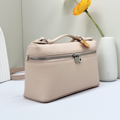 𝓛𝓸𝓻𝓸 𝓟𝓲𝓪𝓷𝓪諾悠翩雅
𝑬𝒙𝒕𝒓𝒂 𝑷𝒐𝒄𝒌𝒆𝒕 𝑳𝟏𝟗 
這是一款大開口結構的功能性設計的手拿包，經典風格和簡約設計的組合體。包身採用進口原廠小牛皮材質，輕微的錘紋呈現優雅的紋理，內里採用進口原廠小羊皮。皮革手柄和可拆卸肩帶，可打造出不同背法實用百搭。雙向拉鍊開合，搭配My Charms銀色金屬掛飾。（LP特級全鋼配件五金）
size：11×19×6.5cm
貨號：FAN4046
配套全套專櫃禮盒包裝🎁