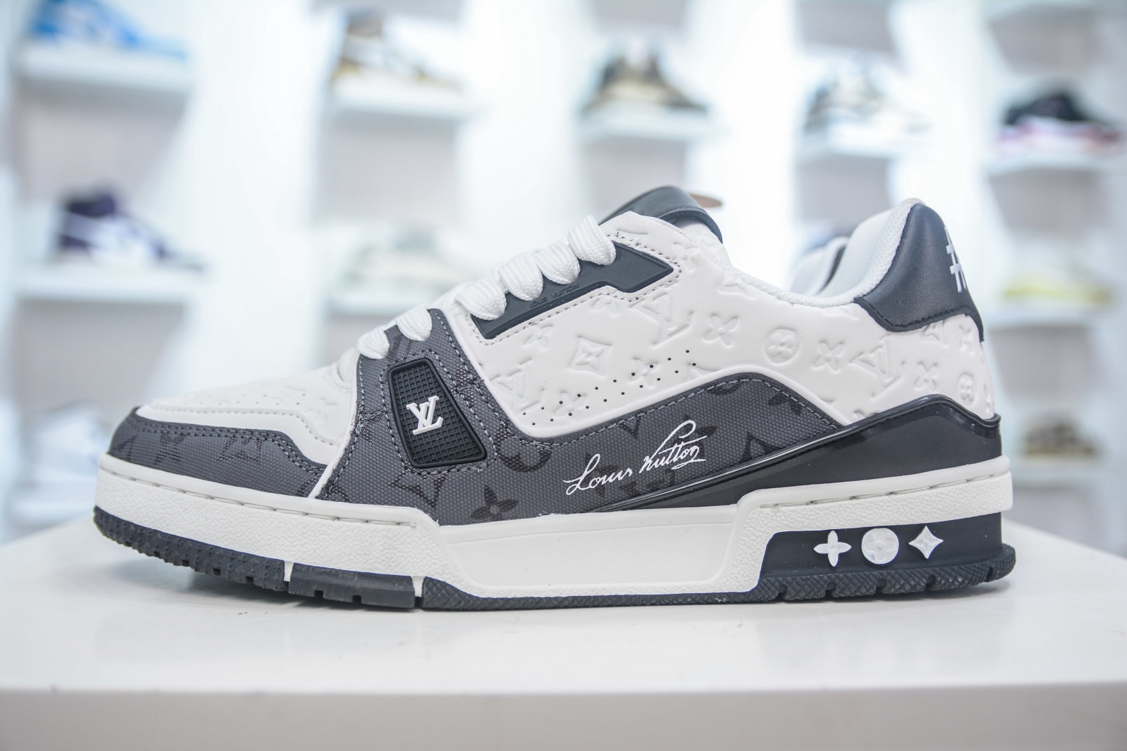 Louis Vuitton Trainer lv時裝走秀運動鞋 
尺碼：39 40 41 42 43 44 45 46