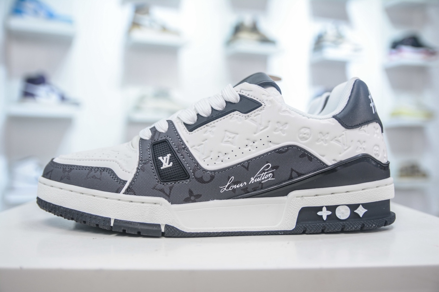 Louis Vuitton Trainer lv時裝走秀運動鞋 
尺碼：39 40 41 42 43 44 45 46