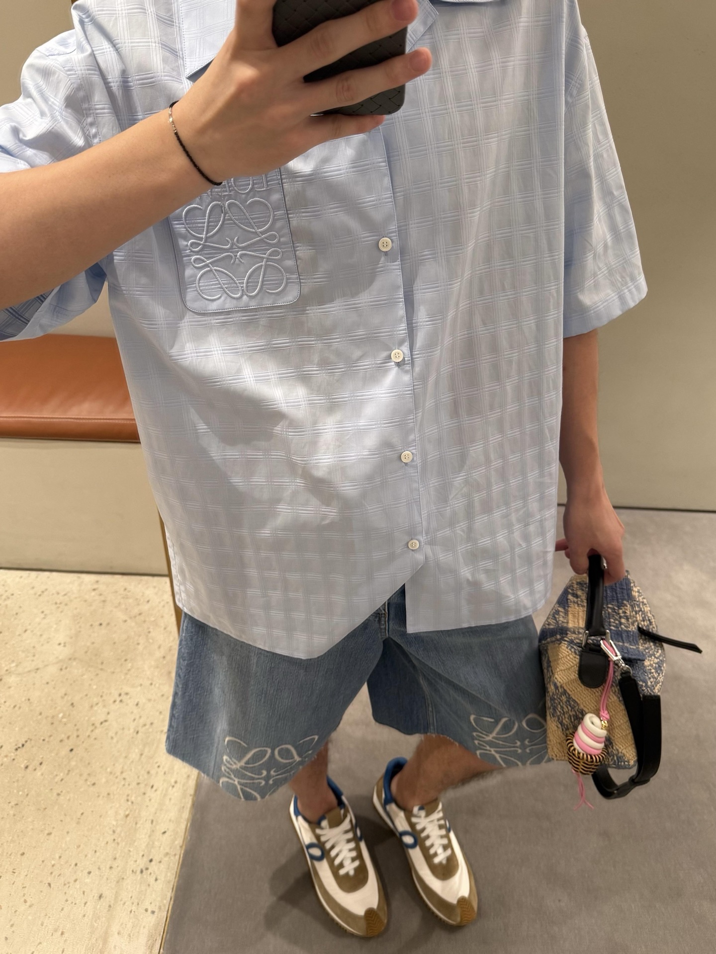 🔝LOEWE羅意威 Anagram 刺繡口袋格子短袖襯衫
定制雲紋高支提花格料，採用進口機刺繡工藝，精度高，線條流暢而細膩，紅外線定位裁床，通過紅外發射器和紅外接收器來實現對材料的精准定位，精度可達到微米級別，面料都經過砂洗，手感質感更佳，不易變形，不易縮水，不易褪色，保持長久的美觀，定制輔料，寬松版型
B Size：36 38 40 42