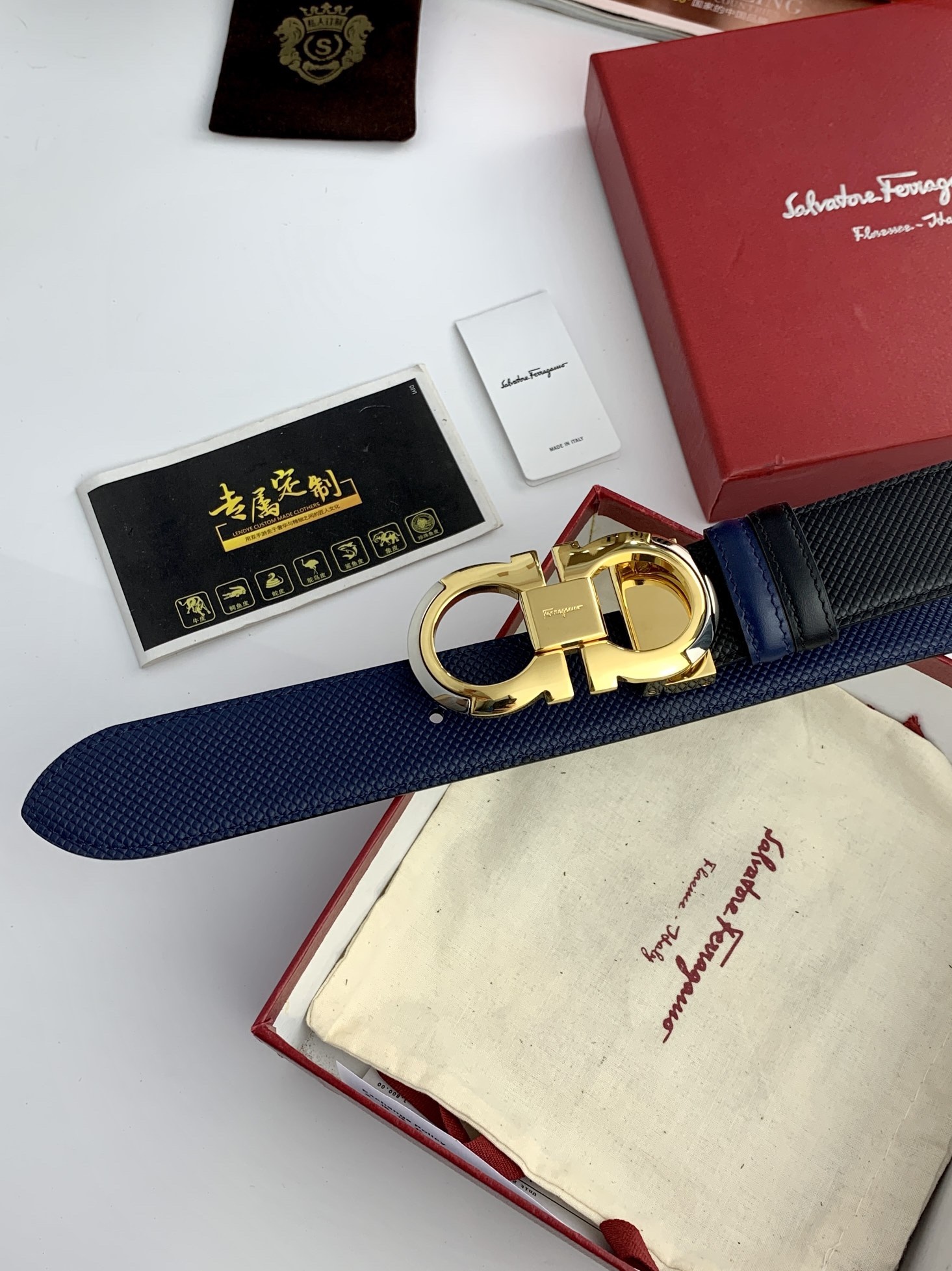 〖F家〗這款皮帶採用雙面小牛皮，搭配新款純銅扣，打造高雅考究的造型。寬3.5cm，長度可調節，達到量身定制般的修身效果。