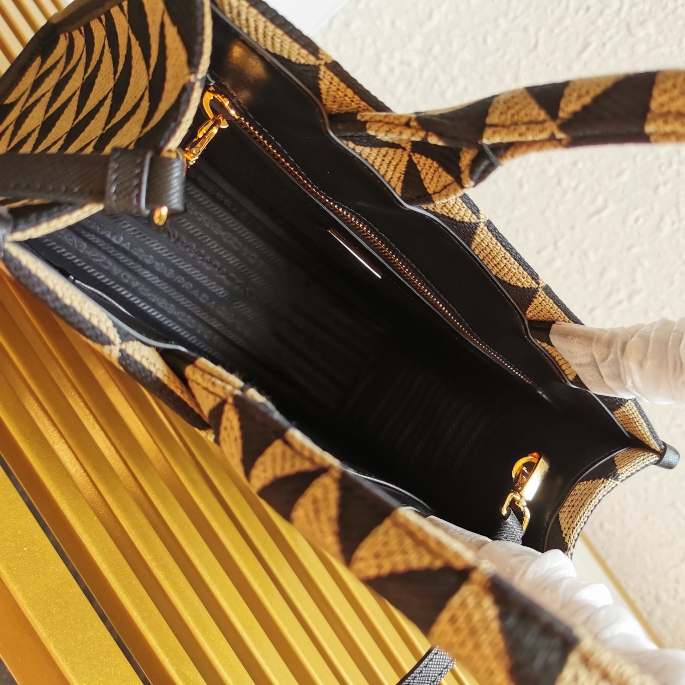 【 原單】👏刺繡織物托特包👏1BA354中號👏👏有長肩帶👌這款刺繡托特包採用進口Saffiano皮革和獨特刺繡面料👍中號為織物刺繡提手設計，110釐米可拆卸可調式Saffiano皮革長肩帶💕太美了😘可仙可酷😎，什麼場合都適合。又是一款網紅/明星認可的爆款👏👏趕緊入手吧😘美美們😘
尺寸：長28x高22x底9cm