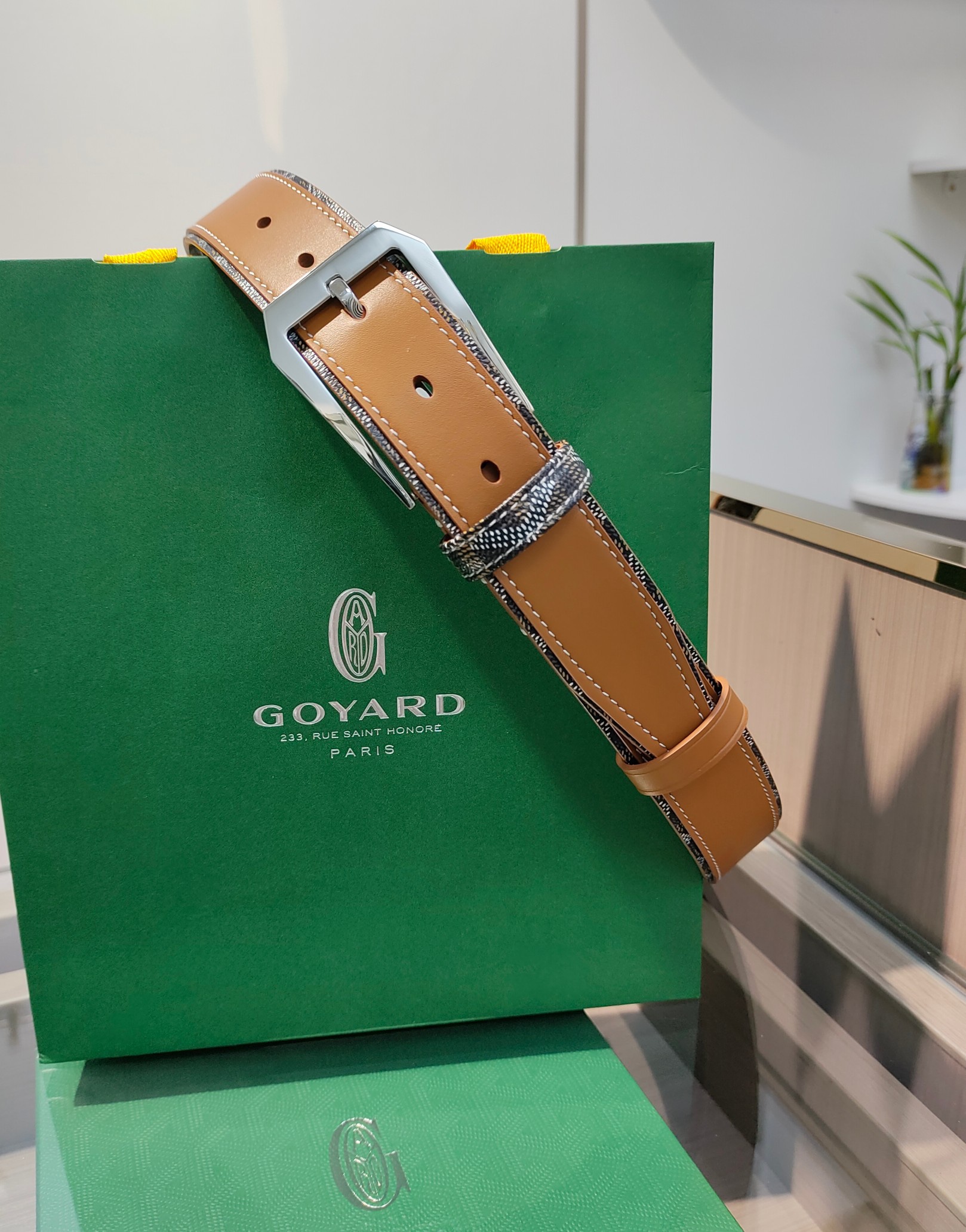 
Goyard(戈雅)腰帶源於法國奢侈品牌，設計風格簡約低調，腰帶身有標誌性帆布搭配進口頭層牛皮，腰帶扣採用簡約精品鋼扣，延續品牌的低調奢華，帶身寬度3.4CM，適用商務休閒日常佩戴。