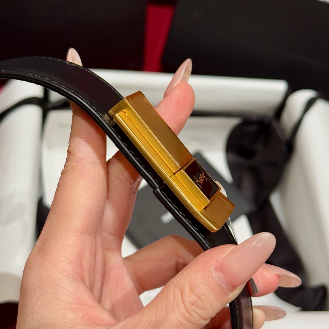 YSL頂級版復刻新寵腰帶
經典百搭款 搭配牛仔褲或者裙子都很好看 長短可調節 25mm寬 雙面進口小牛皮 精緻的真空鍍鈀搭扣飾有琺瑯字體效果