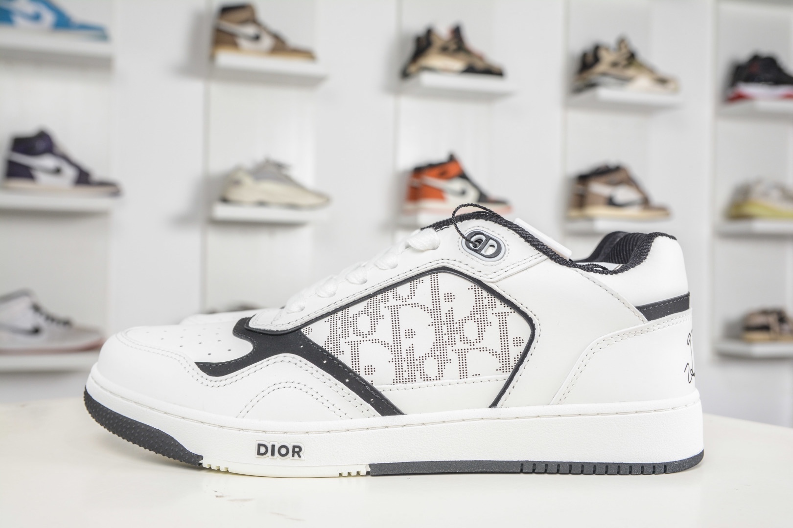 迪奧 B27休閒運動鞋 延續 Dior的經典款式B27 
尺碼：39 40 41 42 43 44 45