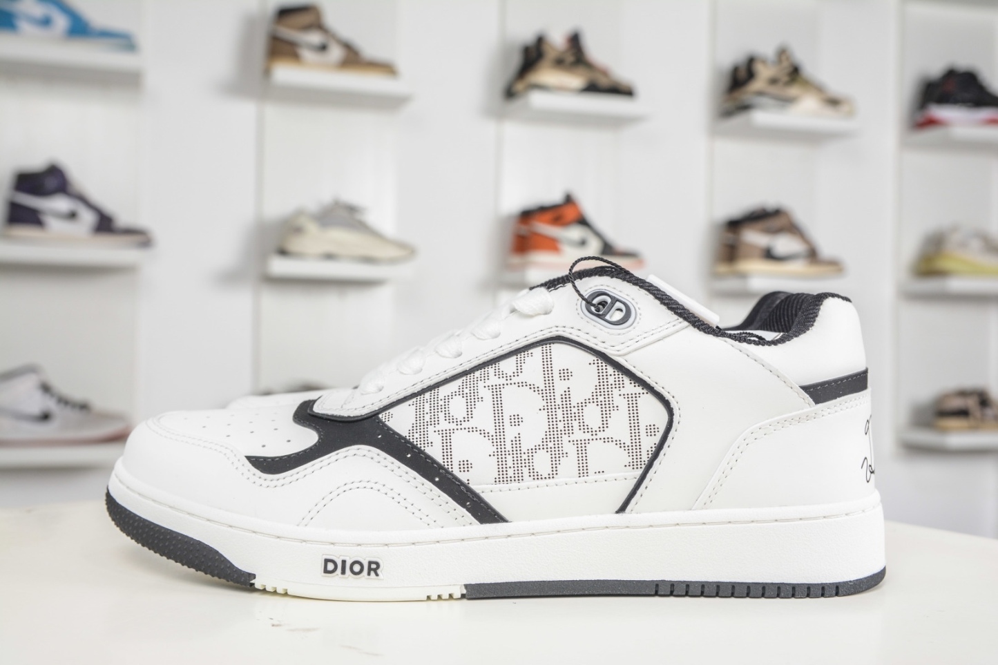 迪奧 B27休閒運動鞋 延續 Dior的經典款式B27 
尺碼：39 40 41 42 43 44 45