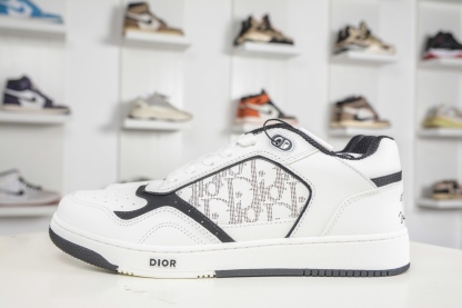 迪奧 B27休閒運動鞋 延續 Dior的經典款式B27 
尺碼：39 40 41 42 43 44 45