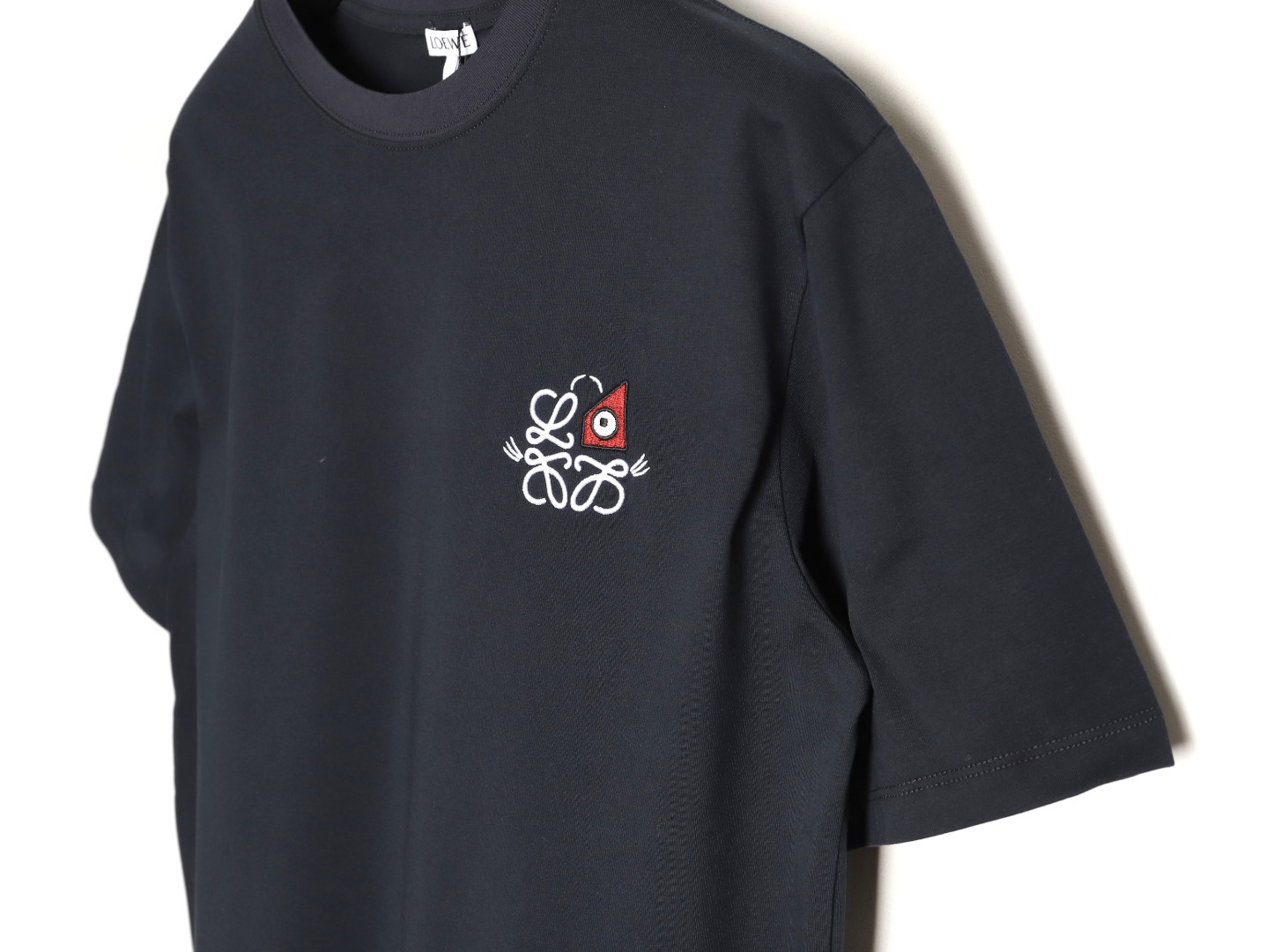 🔝LOEWE X LOUIS WAIN 幾何刺繡短袖T恤
定制緞光精密超柔錦棉，採用進口機刺繡工藝，精度高，線條流暢而細膩，面料都經過澆洗，手感質感更佳，不易變形，不易縮水，不易褪色，寬松版型
B Size： S-XL