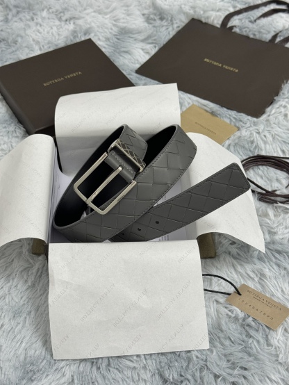 BOTTEGA VENETA   3.5cm   
手工編織牛皮經典之作
每個細節都體現出至高的品味和格調
整體造型增添優雅韻味  
低調奢華的典範
優雅迷人氣息
精緻的手工藝製作