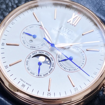 🔥顏值巔峰  傾情演繹🔥
IWC旗下最耀眼的明星，萬年一瞬，品鑒IWC萬國柏濤菲諾萬年曆腕表！
1⃣️ 【機芯】採用3836-2型自制機芯，其機芯運轉穩定，月相處更是1:1還原正品，在光線下月相中的星星太陽更是明亮發光，走時精准，幾乎零返修！
2️⃣【表殼】正品開模，1:1完美還原！腕表尺寸40mm，整個表殼採用獨家研發的CNC精磨工藝，與原裝工藝效果如出一轍！
3️⃣【錶盤】錶盤12刻度細節精益求精，1:1還原鍍銀錶盤，9位更是1:1還原閏年設計，採用雙面防反光拱形鍍膜鏡面，使其整體錶盤質感更佳