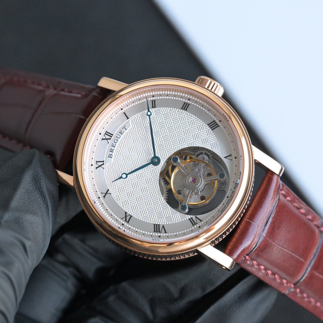 224年前，阿伯拉罕-路易·寶璣先生在他所創立的巴黎鐘錶堤岸制表工坊中，創造了制表史上令無數人贊嘆的陀飛輪調速裝置。這一無比複雜的精密機構彰顯了寶璣先生卓然超群的遠見與創想，時至今日仍對高級制表業有著重要意義。至今，陀飛輪的作用和意義已不僅是提高走時的精准度，而是譜寫了制表領域的輝煌篇章。寶璣陀飛輪時計臻品在百年徵程中不斷創新，超越自我，集精湛機械製造技藝與深厚美學原理於一身，創制出演繹複雜迷人的機械世界。腕表的表冠上刻有著名的寶璣品牌標誌，從側面我們可以看到表王寶璣著名的錢幣紋飾，代表著溫文爾雅