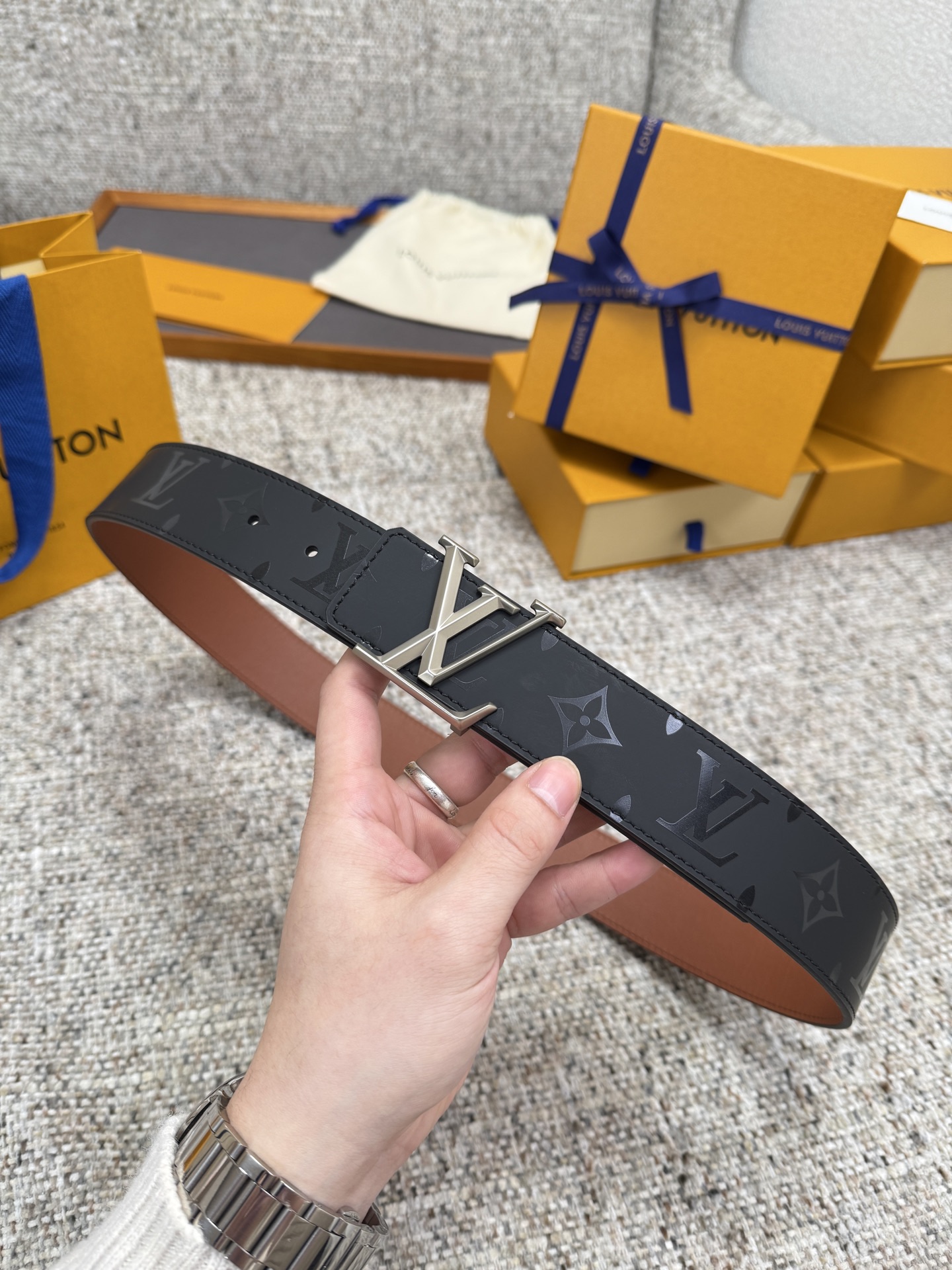 
Louis Vuitton LV腰带 丝印系列 原厂五金 精致手工绘边 柔软舒适 宽4.0