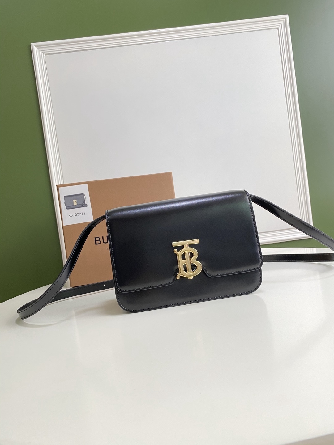 B家火爆🔥TB系列 “KINGDOM 王者之都” 簡潔利落的包身線條，質感和美貌度都超級感人，不經意的高級 ~ 金色標誌配著亮澤牛皮簡直復古至極 
這枚不爛大街 有辨識度 質感好 易搭配寶寶們喜歡嗎？😽
21 x 6 x 16cm🌟3311