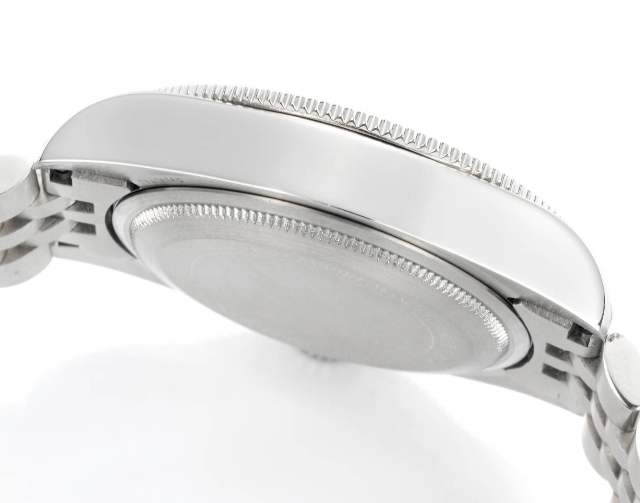 帝舵 TUDOR   碧灣系列對於帝舵來說，無疑是一個龐大的產品線，在今年推出了一隻全新的單色碧灣，以絕對的實力被認為是勞力士無歷黑水鬼的平替！今年推出的這只全新單色碧灣，也迎來了碧灣第三次制表科技和煥新美學風格上的革新。
1.新款碧灣迎來新的改革，升級夜光珠，而正品同步凹入式，搭配的是圓拱形藍寶石表鏡，更顯復古感📸 
2.腕表採用不鏽鋼材質打造表殼，經過精細的磨光與磨砂處理，呈現出獨特的質感和光澤度。同勞力士水鬼一樣，表殼採用41毫米尺寸，也是沿襲了“原版”碧灣的直徑，既適合日常佩戴，又能展現出