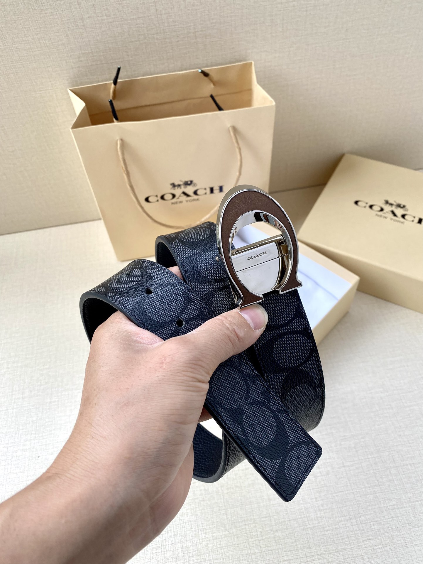 寬度3.8cm COACH 這款雙面腰帶一面為經典標誌帆布材質，另一面為精制皮革材質，配有標誌性扣件，將兩種外形合二為一。通過簡單的說明，可用剪刀剪裁至完美合身度。
標誌印花配頭層牛皮
可裁剪
雙面
38M (寬)