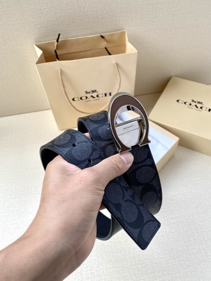 寬度3.8cm COACH 這款雙面腰帶一面為經典標誌帆布材質，另一面為精制皮革材質，配有標誌性扣件，將兩種外形合二為一。通過簡單的說明，可用剪刀剪裁至完美合身度。
標誌印花配頭層牛皮
可裁剪
雙面
38M (寬)