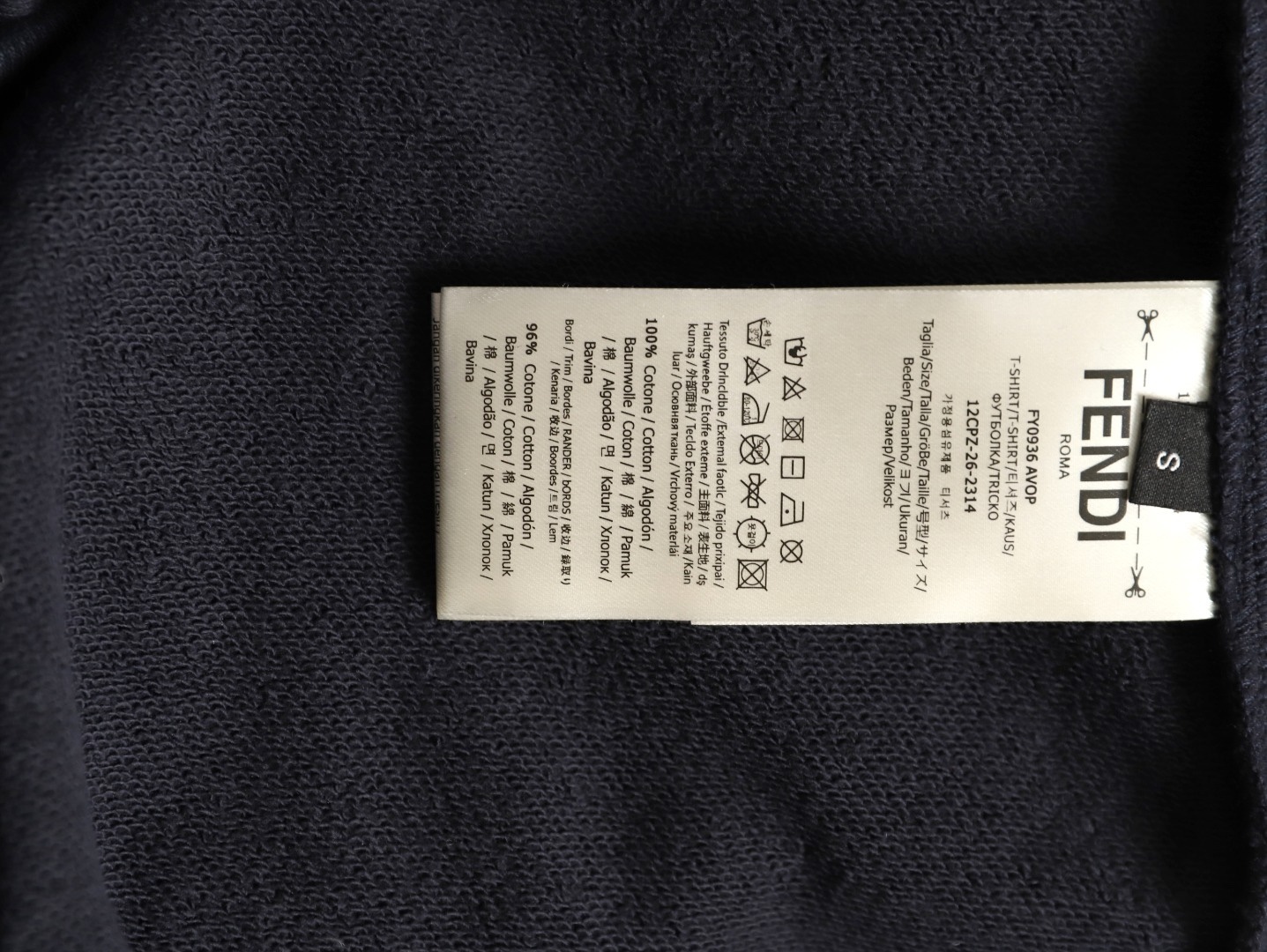 🔝FENDI芬迪FD 藍字母刺繡連帽衛衣
選用100%棉為基底編織而成的單面魚鱗布面料，正面為平滑的針織面，觸膚面通過針織機的浮線編織技術形成立體的毛圈，增加蓬松感， 同時觸感細膩。毛圈結構吸水量大且蒸發快，經過預縮處理之後，縮水率低於2%，確保成衣尺寸穩定。深藍色染整採用活性染料，色澤濃郁飽滿，多次洗滌不易褪色。
胸前“FENDI Flower”圖案採用日本田島繡花機精密刺繡，融合多色漸變與立體肌理，呈現獨特的水彩效果。字母與花朵圖案使用不同深淺的藍白漸變繡線，從淺藍到靛藍自然過渡，