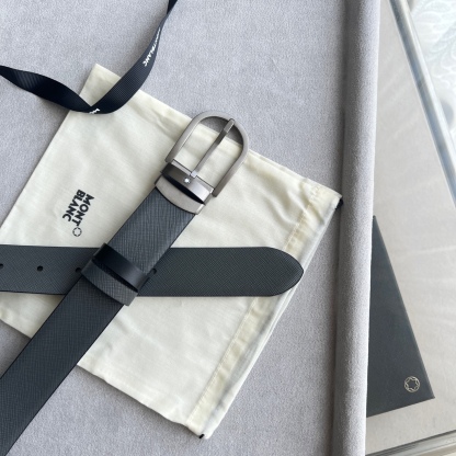 馬蹄形帶扣黑色/棕色雙面皮帶（35毫米）
馬蹄形閃亮鍍釕帶扣。可調節長度，3.5cm黑色和棕色雙面皮帶。打造經典靈動造型。
貨號 錶帶描述 黑色和棕色雙面牛皮皮帶 皮革圖案 金屬圓環上飾有萬寶龍六角白星 標識 搭扣裝置 易開啓裝置，可調節皮帶長度
搭扣形狀 馬蹄形主要顏色 黑色 | 棕色 搭扣類型 針扣式表扣