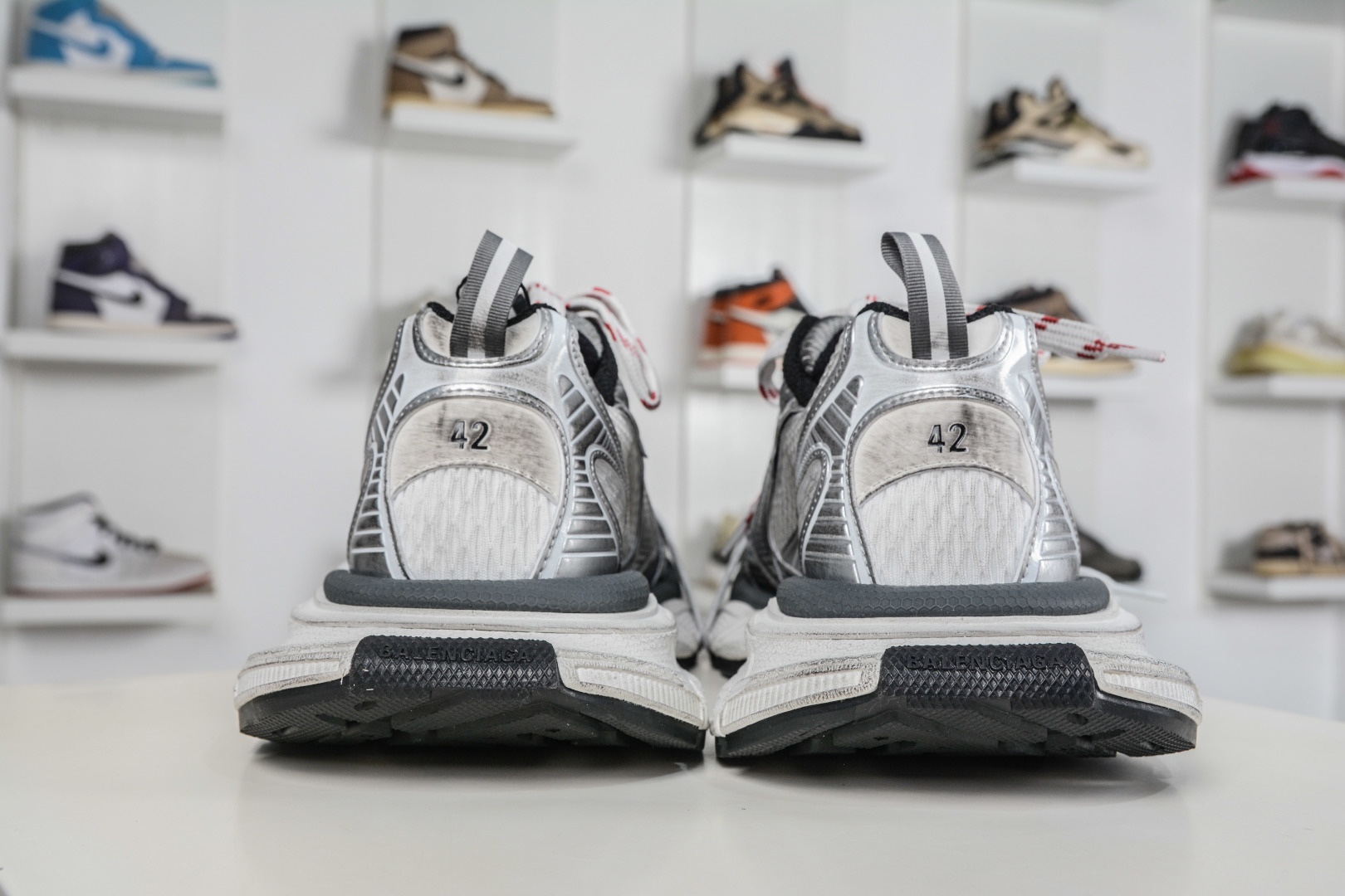 BALENCIAGA 3XL Sneakers 巴黎世家十代 水印logo字母標 3XL巴黎老爹一腳蹬系列復古做舊
貨號：840090 W3XSG 9239
尺碼：35 36 37 38 39 40 41 42 43 44 45 46