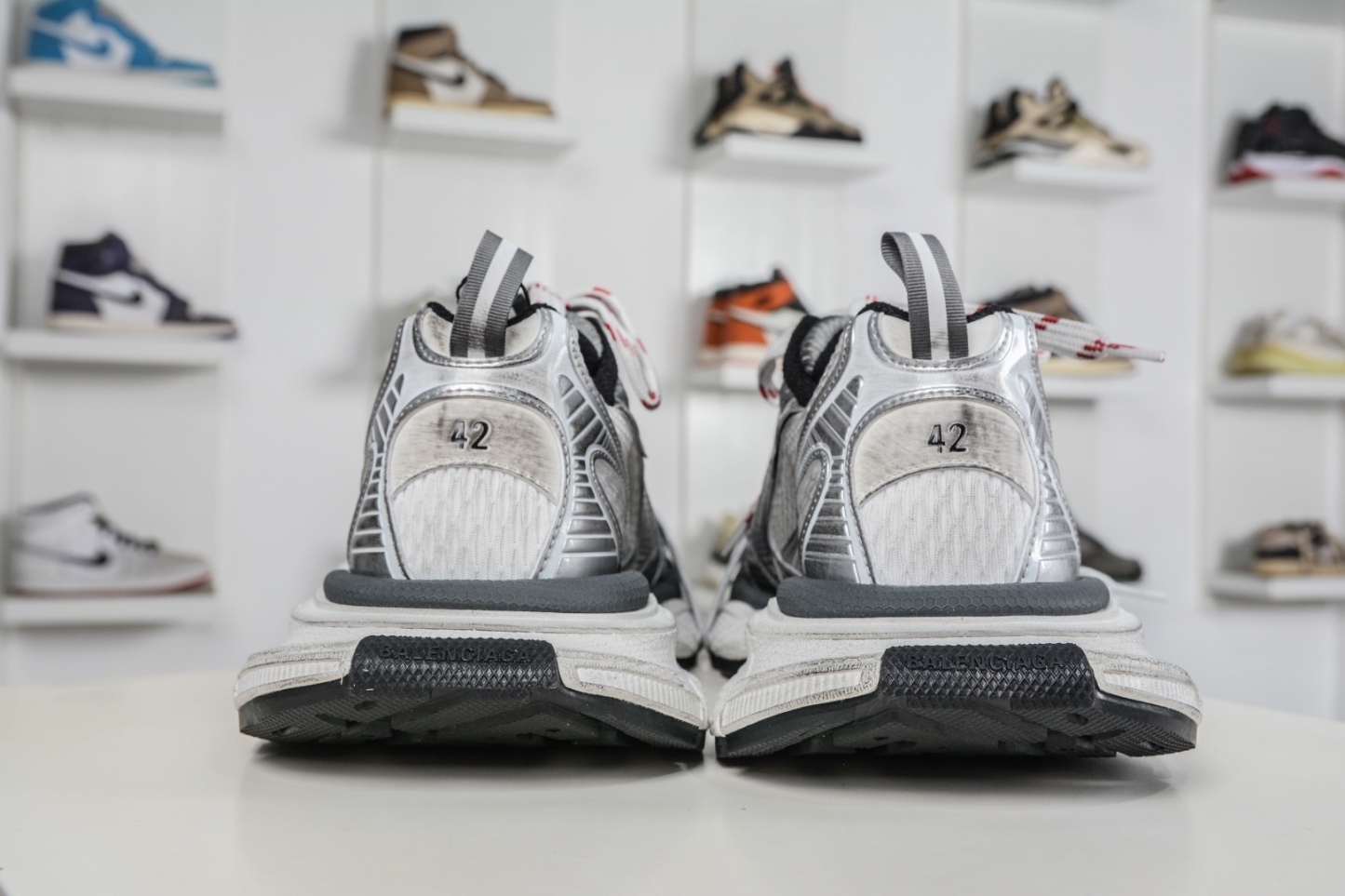 BALENCIAGA 3XL Sneakers 巴黎世家十代 水印logo字母標 3XL巴黎老爹一腳蹬系列復古做舊
貨號：840090 W3XSG 9239
尺碼：35 36 37 38 39 40 41 42 43 44 45 46