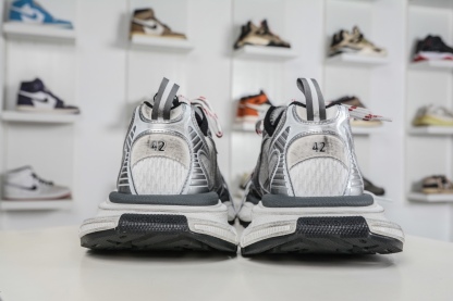 BALENCIAGA 3XL Sneakers 巴黎世家十代 水印logo字母標 3XL巴黎老爹一腳蹬系列復古做舊
貨號：840090 W3XSG 9239
尺碼：35 36 37 38 39 40 41 42 43 44 45 46