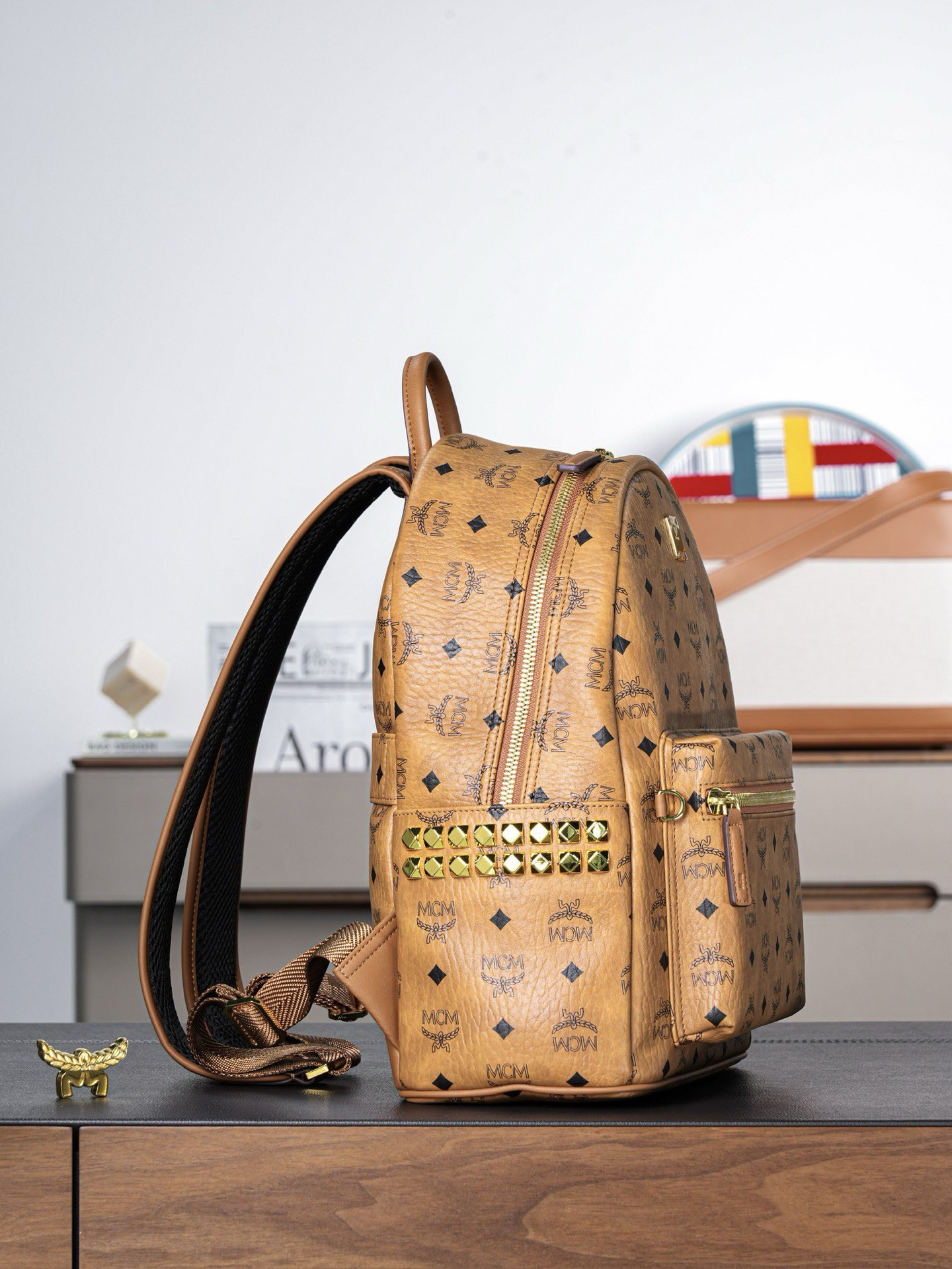 𝙈𝘾𝙈 𝙎𝙩𝙖𝙧𝙠 𝙎𝙞𝙙𝙚 𝙎𝙩𝙪𝙙𝙨𝘽𝙖𝙘𝙠𝙥𝙖𝙘𝙠 𝙞𝙣 𝙑𝙞𝙨𝙚𝙩𝙤𝙨
干邑色小中号#铆钉双肩背包🎒·CP独家出品®️干邑色
这款Visetos经典花纹人造革双肩背包采用金字塔形铆钉装饰及天然Nappa皮革饰边设计。
这一标志性的便携单品展现了全球移动一族的无限精神。这款Stark双肩背包采用经典Visetos及天然Nappa皮革制成，能将电子产品、文件及配饰收纳得井井有条。金字塔形铆钉勾勒出包袋