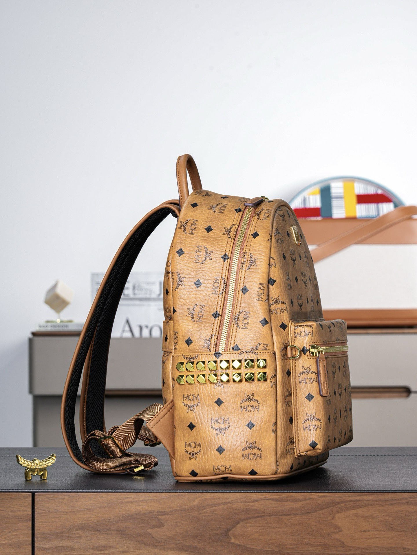 𝙈𝘾𝙈 𝙎𝙩𝙖𝙧𝙠 𝙎𝙞𝙙𝙚 𝙎𝙩𝙪𝙙𝙨𝘽𝙖𝙘𝙠𝙥𝙖𝙘𝙠 𝙞𝙣 𝙑𝙞𝙨𝙚𝙩𝙤𝙨
干邑色小中号#铆钉双肩背包🎒·CP独家出品®️干邑色
这款Visetos经典花纹人造革双肩背包采用金字塔形铆钉装饰及天然Nappa皮革饰边设计。
这一标志性的便携单品展现了全球移动一族的无限精神。这款Stark双肩背包采用经典Visetos及天然Nappa皮革制成，能将电子产品、文件及配饰收纳得井井有条。金字塔形铆钉勾勒出包袋