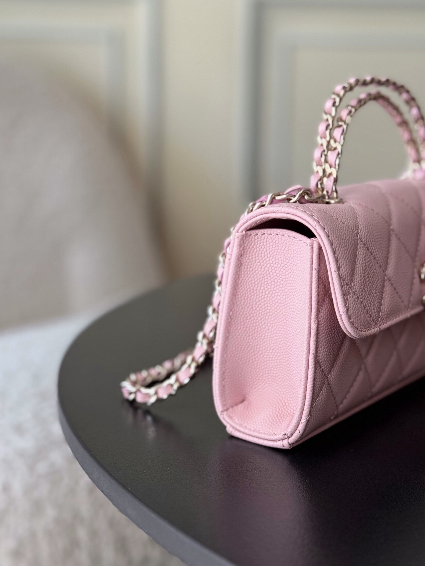 Chanel 25S 新款本季 最火的小球牛皮Kelly 手柄包
這顆絕對是黑馬
第一眼看到就深深愛上💕
顏值不必說 直接閉眼入不會錯
很好打理 也是百搭型
實現了單背斜挎腋下背手拎的效果📷
簡直就是福音〰️
很精緻 值得珍藏🔝

五金：全鋼18K淺金
皮料：獨家Haas小牛皮
尺寸：𝟏8*𝟏0*4.𝟓 𝚌𝚖
型號：AS3238