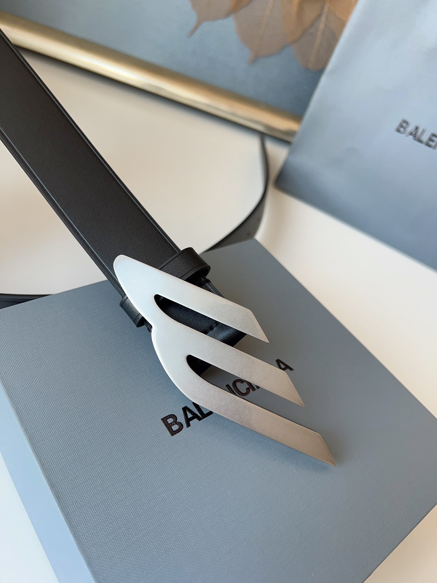 巴黎世家（Balenciaga）寬度3.5cm 是法國的奢侈品牌，作為時尚界最具影響力品牌之一的地位。設計師源於：都市時尚潮流獨特的設計風格，採用進口小牛皮製作；搭配純銅復古五金，使其更具魅力。值得擁有的百搭精品！