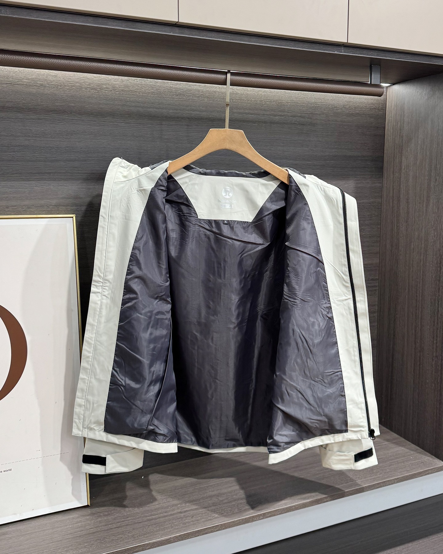 lululemon 機能衝鋒衣 | 雙緯記憶T800面料，戶外通勤全能王！
懂行的都知道，lululemon這件衝鋒衣的面料才是真·黑科技！採用雙緯記憶T800面料，防水4級以上，防風防雨、抗皺透氣、防刮耐磨，立體有型不軟塌，里料更是抗靜電布，應對乾燥天氣或特殊場所都毫無壓力！
- 防護拉滿：防潑拒水+防風鎖暖+透濕排網，暴雨天不漏水，大風天不透涼，運動時還能快速排汗，戶外徒步、通勤驟雨都能穩穩hold住。
- 細節質感：可調節抽繩連帽+隱形拉鍊口袋，胸口lululemon Logo+下擺壓印