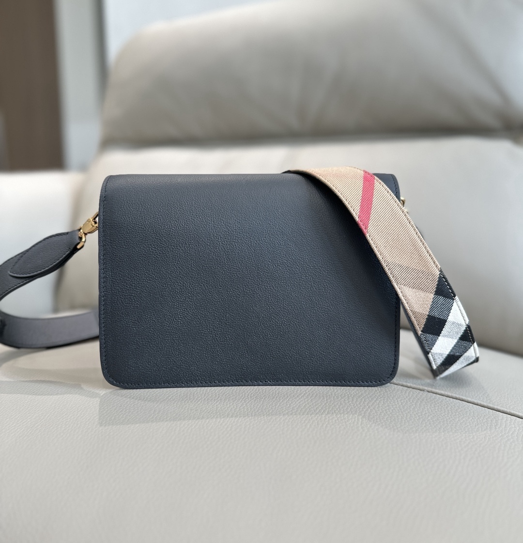 B家最新格紋挎包配上寬肩帶 💕肩帶長短可以自動調節，單肩斜挎包手拿，隨心所欲 
進口小牛皮拼帆布格紋實用性超絕，日常通勤、逛街出行，所需物品都能輕鬆裝下 尺寸24x17x9型號0251