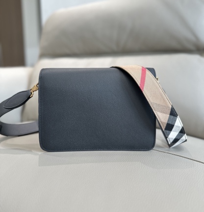 B家最新格紋挎包配上寬肩帶 💕肩帶長短可以自動調節，單肩斜挎包手拿，隨心所欲 
進口小牛皮拼帆布格紋實用性超絕，日常通勤、逛街出行，所需物品都能輕鬆裝下 尺寸24x17x9型號0251