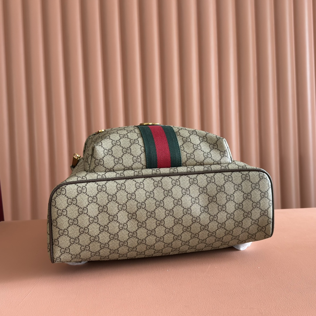 💋💋💋《配全套原廠專櫃包裝》【新品】Ophidia系列匠心選用白色配色，搭配經典廓形與新增功能性設計，甄選觸感柔軟的織物打造。這款背包以柔軟GG Supreme材質打造，匠心綴飾雙G標識和紅綠織帶細節。
