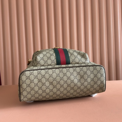 💋💋💋《配全套原廠專櫃包裝》【新品】Ophidia系列匠心選用白色配色，搭配經典廓形與新增功能性設計，甄選觸感柔軟的織物打造。這款背包以柔軟GG Supreme材質打造，匠心綴飾雙G標識和紅綠織帶細節。
