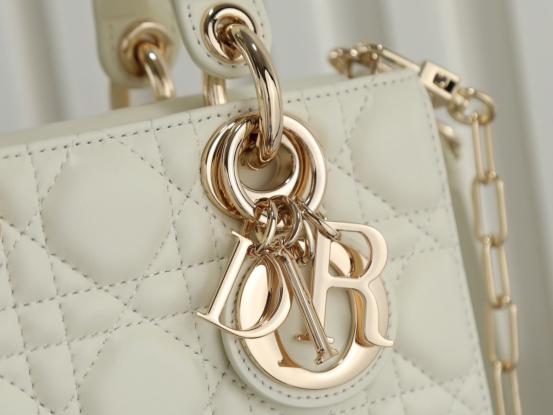 原廠級 白色 迷你尺寸
𝗗𝗶𝗼𝗿 𝗗-𝗝𝗼𝘆 𝗯𝗮𝗴羊皮2025款新款
時尚果然就是輪回，回歸了一把中古戴妃
長方包形，短鏈條➕細長肩帶直接封神！！
復古時髦感超強，真是什麼場合都可以把住
絕對是lady中的天花板了，強勢出圈啦姐妹們
款號：0636
尺寸：19x10.5x5.5cm
