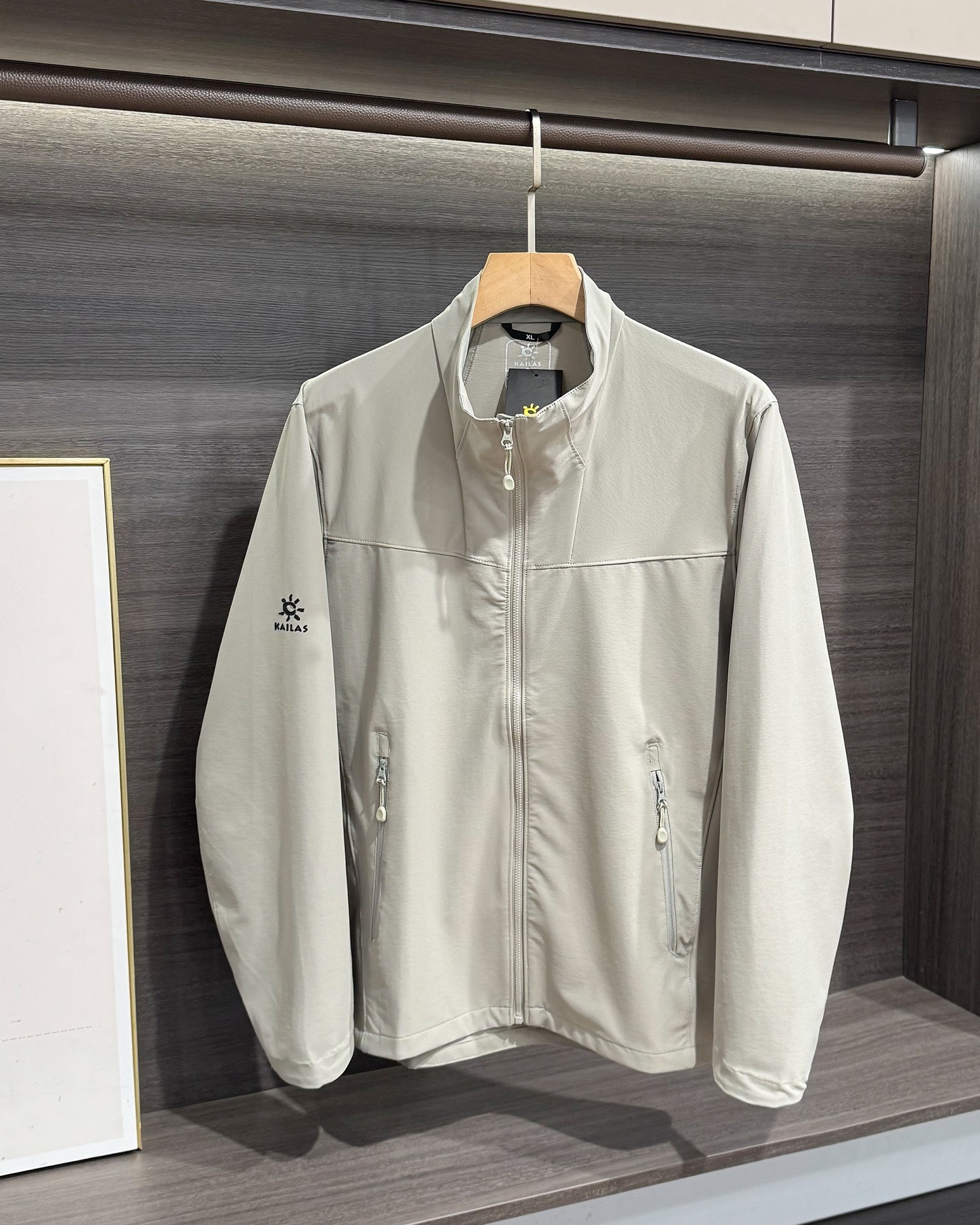 KAILAS‌/凱樂石春秋薄款輕量化衝風衣上衣外套】輕裝上陣！風雨無阻！

解鎖春秋戶外自由！輕到能揣進包里，卻能扛住風雨突襲！

極致輕量化面料，告別臃腫，上身輕若無物，跑步、騎行不束縛，戶外通勤也能利落有型！

透氣膜科技，運動時快速排汗，避免悶熱黏膩，春秋穿剛剛好！

立領剪裁護住脖頸，阻擋冷風灌入！

戶外級耐造，耐磨抗撕裂，口袋拉鍊防掉物，細節拉滿，徒步、騎行都穩！

極簡純色，內搭衛衣、T恤都好看，日常出街也能穿出高級感！

顏色:岩石灰  神秘黑
尺碼:L-3xL
L碼：   胸