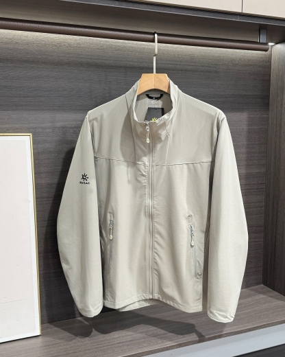 KAILAS‌/凱樂石春秋薄款輕量化衝風衣上衣外套】輕裝上陣！風雨無阻！

解鎖春秋戶外自由！輕到能揣進包里，卻能扛住風雨突襲！

極致輕量化面料，告別臃腫，上身輕若無物，跑步、騎行不束縛，戶外通勤也能利落有型！

透氣膜科技，運動時快速排汗，避免悶熱黏膩，春秋穿剛剛好！

立領剪裁護住脖頸，阻擋冷風灌入！

戶外級耐造，耐磨抗撕裂，口袋拉鍊防掉物，細節拉滿，徒步、騎行都穩！

極簡純色，內搭衛衣、T恤都好看，日常出街也能穿出高級感！

顏色:岩石灰  神秘黑
尺碼:L-3xL
L碼：   胸