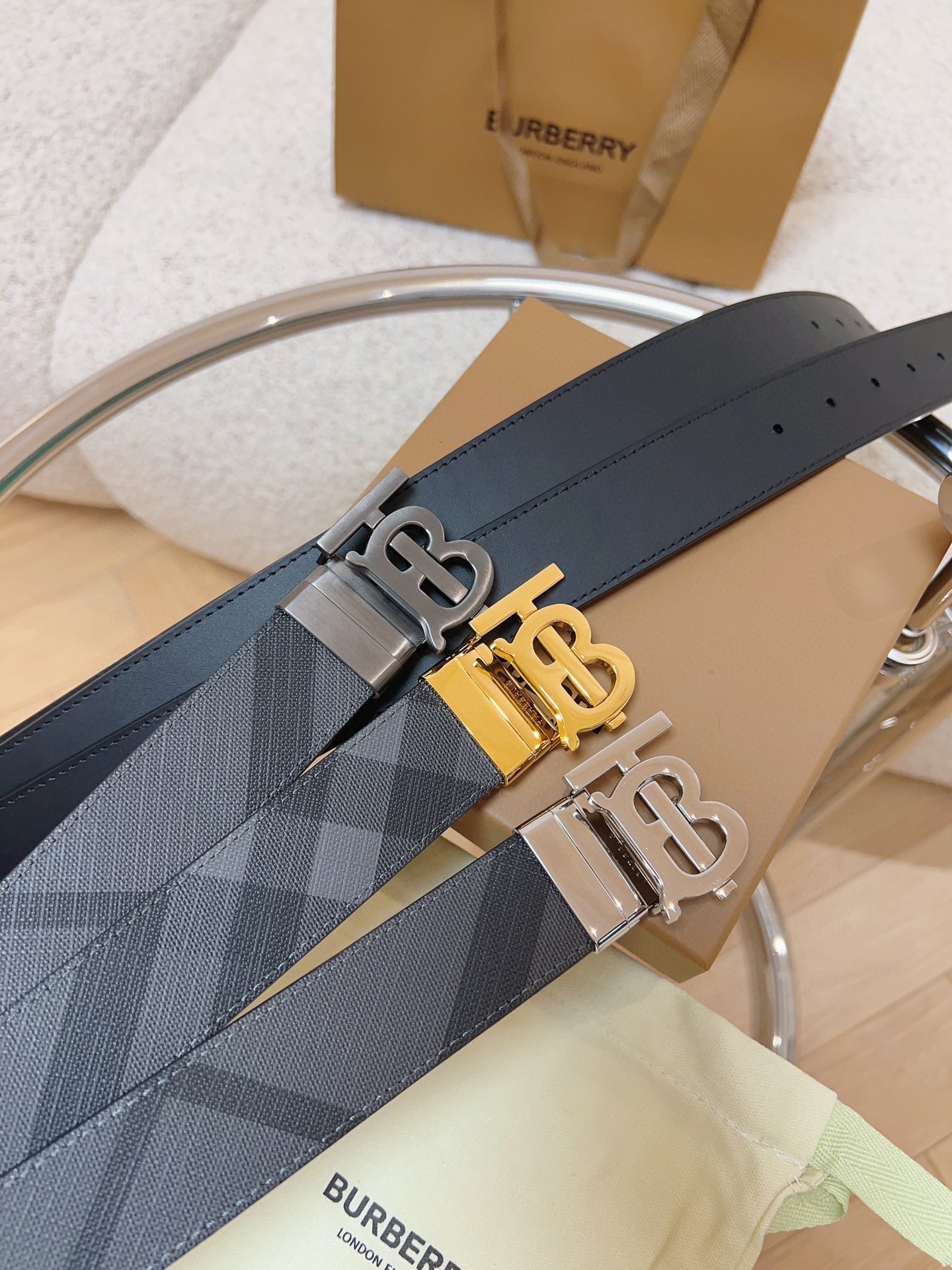 Burberry巴寶莉專櫃同步上新🎉🎉意大利制腰帶 裝飾品牌專屬標識壓花圖案 搭配鍍鈀金搭扣  營造精緻設計感 寬:3.5cm  精緻優雅