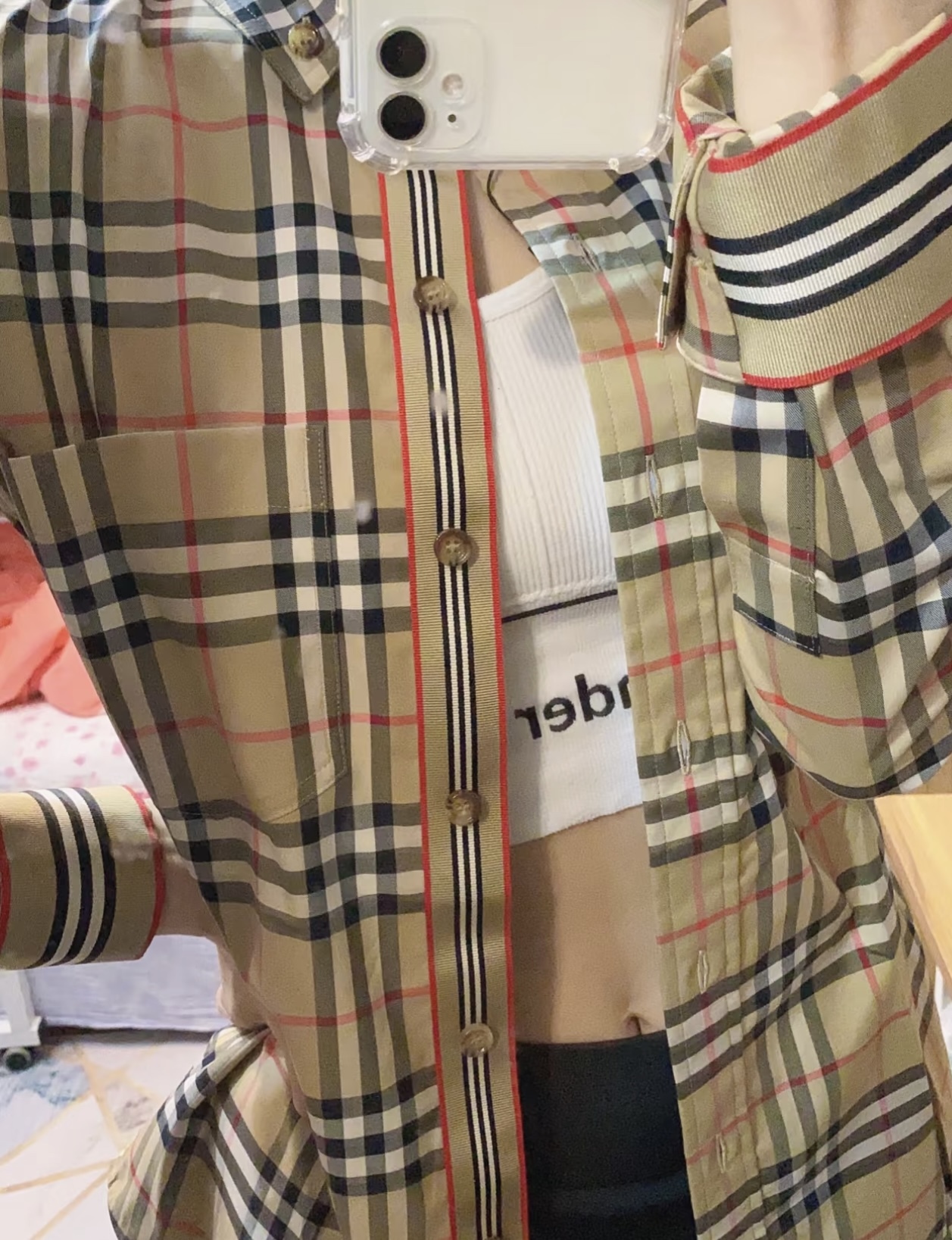 Burberry/巴寶莉 門襟袖口織帶格紋棉質長袖襯衫
面料採用雙股80支梭織斜紋面料，格紋對位，紗線定織定染，
每個獨立的尺碼都是定位裁片，前幅，口袋，
袖子等部位都是對格對位的，工序複製，費時費料，
採用純天然珍珠貝殼紐扣，洗水嘜定制，多處手工一片一片激光剪裁對位，
所有工序，用料都是ZP做法，區別市面一眼假版本
裝飾品牌典藏 復古大格紋，BUR粉絲的衣櫥珍藏款式,尤其是對於忠實的BUR粉來說，
此款更是絕對不能錯過的珍寶級別產物！
顏色：門襟袖口織帶
S Size：S-XL