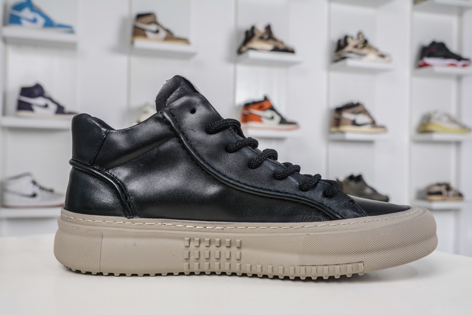 ECCO愛步男鞋中高幫熱門款 厚底增高潮酷板鞋 街頭時尚 休閒百搭 意趣出街 玩轉城市 
碼數：38 39 40 41 42 43 44（皮鞋碼）