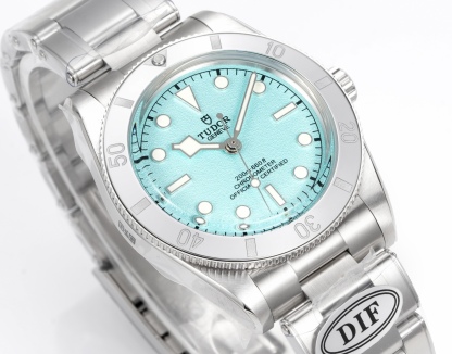 DIF 最強副本 
DIF隆重推出帝舵碧灣54型M79000N腕表，
37mm表殼貼合手腕，佩戴舒適，啞光錶盤簡約大氣，質感細膩，無日曆設計化繁為簡，回歸純粹讀時體驗，以純粹精神和現代表達方式，向1954年問世的品牌首款潛水表-7922型獻上最真誠的敬意！
DIF匠工精神 整表配備導角精磨不拉手 注重細節 質感無敵 搭載丹東定制一檔機芯 日誤差僅3-5秒幾乎0反修 超穩定！
錶帶均為CNC通體成型拉絲工藝錶帶 非小廠組裝片！配備帝舵表“T-fit”表扣 可滑軌微調
超強瑞士夜光刻度