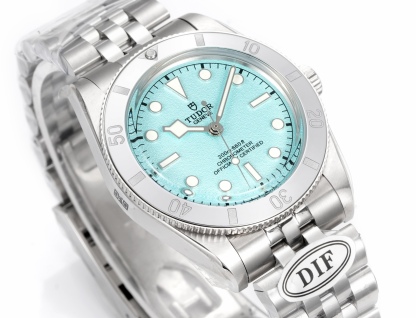 DIF 最強副本 
DIF隆重推出帝舵碧灣54型M79000N腕表，
37mm表殼貼合手腕，佩戴舒適，啞光錶盤簡約大氣，質感細膩，無日曆設計化繁為簡，回歸純粹讀時體驗，以純粹精神和現代表達方式，向1954年問世的品牌首款潛水表-7922型獻上最真誠的敬意！
DIF匠工精神 整表配備導角精磨不拉手 注重細節 質感無敵 搭載丹東定制一檔機芯 日誤差僅3-5秒幾乎0反修 超穩定！
錶帶均為CNC通體成型拉絲工藝錶帶 非小廠組裝片！配備帝舵表“T-fit”表扣 可滑軌微調
超強瑞士夜光刻度 盤面字體油壓立體