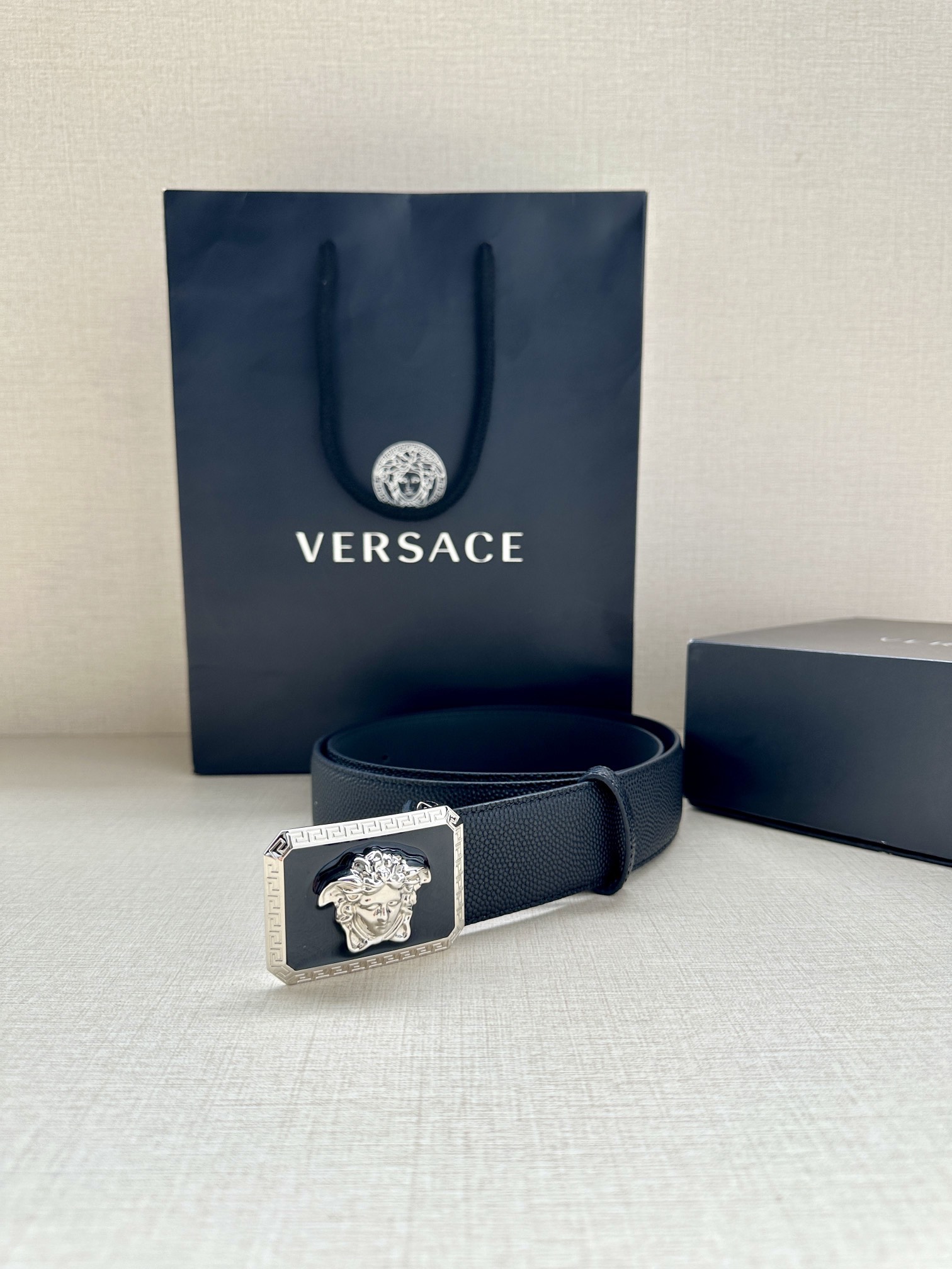 寬度4.0cm VERSACE （範思哲）此款柔軟的皮帶飾3D美杜莎腰帶扣，可搭配正裝或休閒牛仔裝。