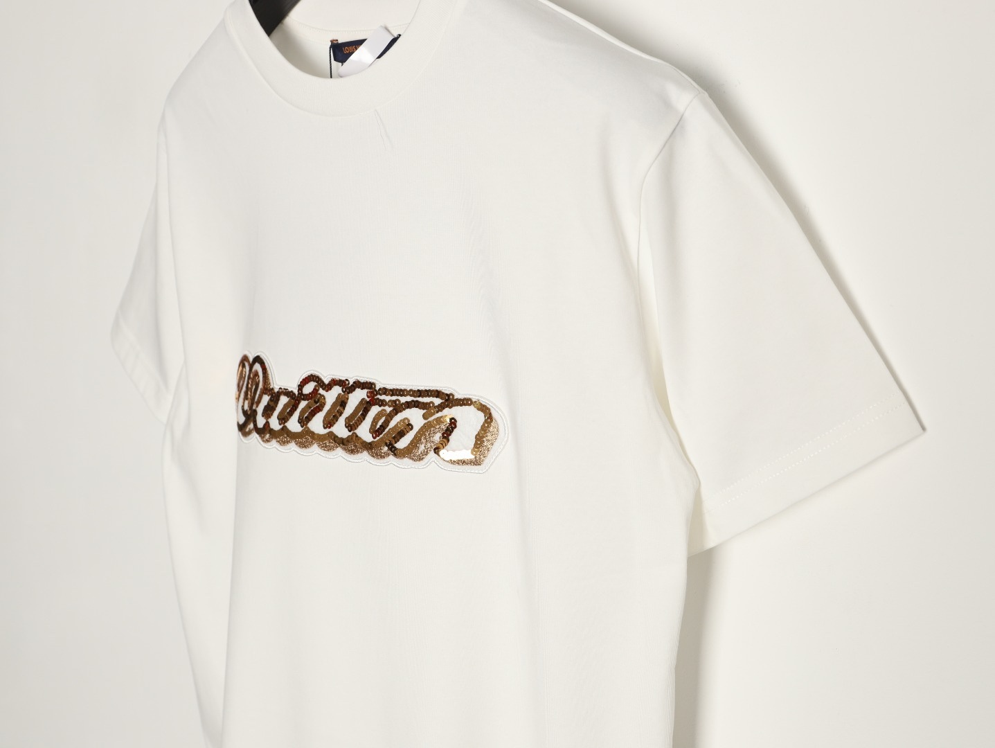 🔝LOUIS VUITTON LV 亮片字母特種刺繡短袖T恤
正品購入，26支雙紗全棉精梳棉220克，1*1索羅娜羅紋280克，特種刺繡，面料酵洗，定制亮片、章仔、商標，合身版型
B Size：S-XL