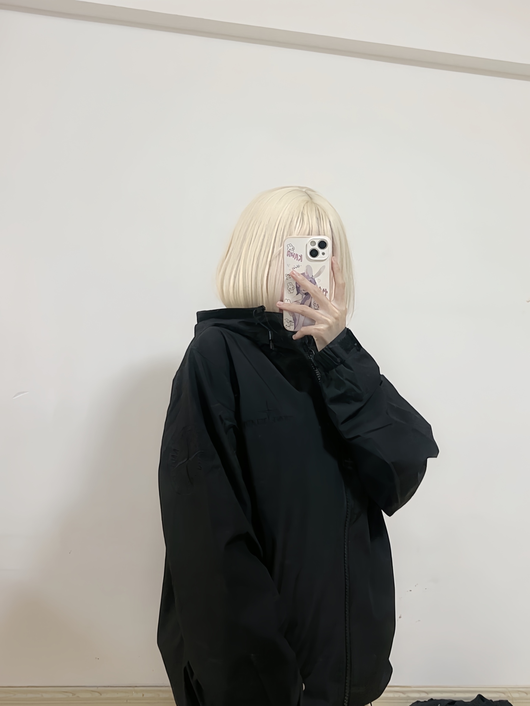 Stone Island/石頭島 24ss 手臂刺繡羅盤衝鋒衣外套
石頭島春季最熱單品 超級吸睛的一款衝鋒衣外套 一眼就能愛上 採用梭織防風防水面料 手感細膩順滑 寬松連帽的版型  水洗標一應俱全 細節滿滿的一款衝鋒衣 大廠代工 品質可靠 

-略帶復古感的機能衝鋒衣 城市徒步 戶外穿行都很出挑 男女都可以駕馭的一款潮流單品 
Color：黑色
A Size：S-XXL