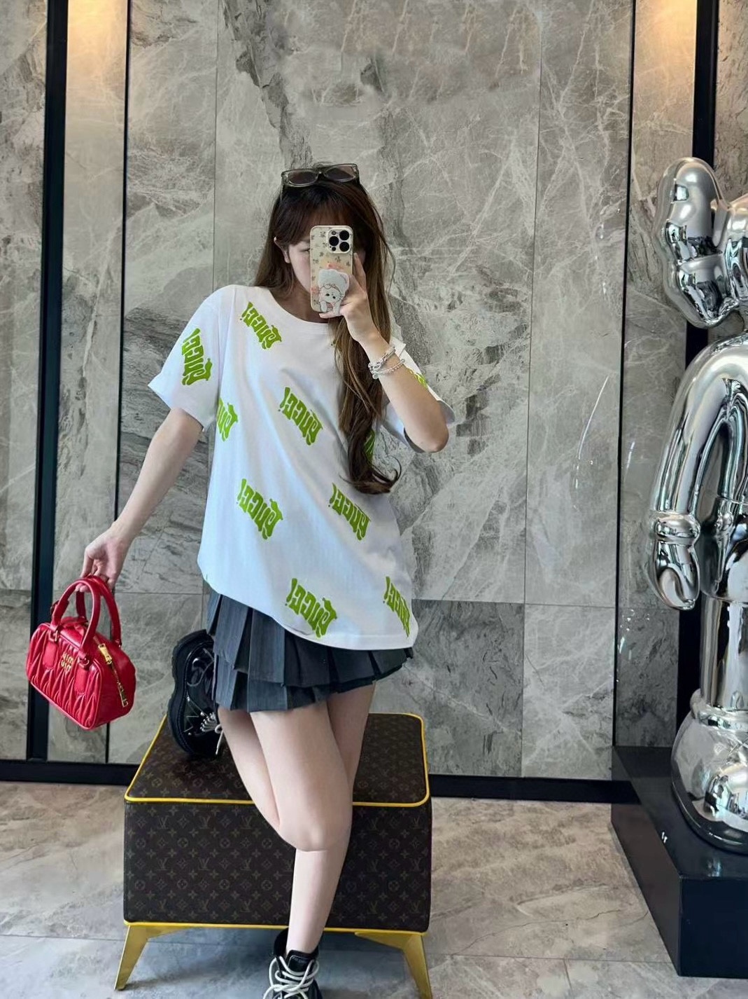 Gucci/古馳 25ss 綠色發泡印花短袖
GUCCI新款T恤採用重磅白色針織棉製成，通體檸檬綠Gucci刺繡倍添清新氣息。
A Size:S-XL